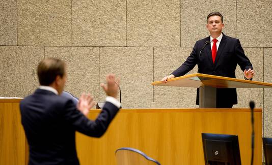 Emile Roemer van de SP zegde eerst, via een motie, het vertrouwen in het kabinet op om vervolgens te zeggen constructieve gesprekken te willen voeren