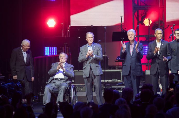 Jimmy Carter, George H.W. Bush, George W. Bush, Bill Clinton en Barack Obama op het podium bij het  benefietconcert voor de slachtoffers van de orkanen.