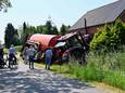 De tractor komt tot stilstand in de greppel voor het huis.