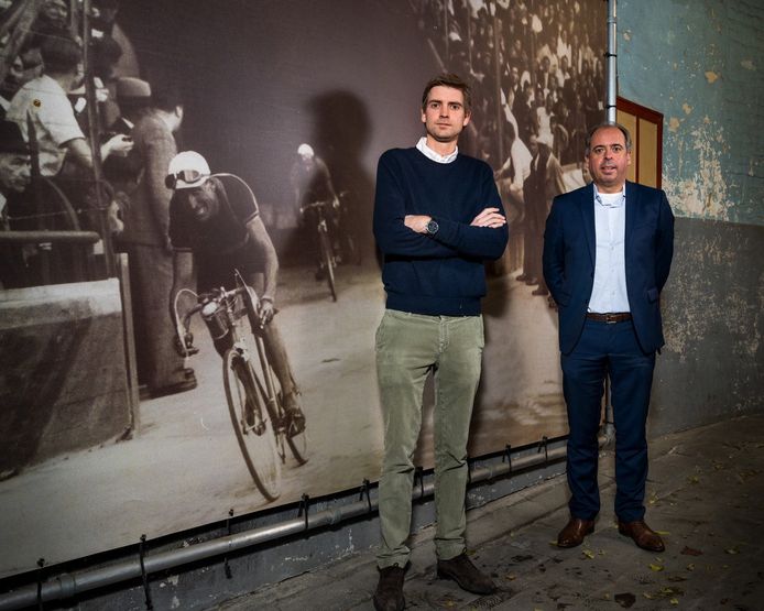 Huidig Kortrijk Koerse-voorzitter Alexander Lemayeur (links) en huidig GP Marcel Kint-voorzitter Dirk Declercq, bij een beeltenis van Marcel Kint