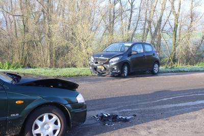 Twee personenauto's total loss na aanrijding in Wamel