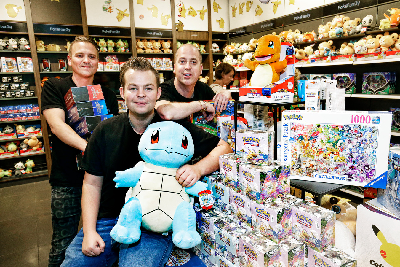De eigenaren van de succesvolle Pokémonwinkel in Shoppingcenter Overvecht. Ruben Stolk (links), Koen Jappes en op de voorgrond Vincent van Os met de grootste Pokémonknuffel: Squirtle.