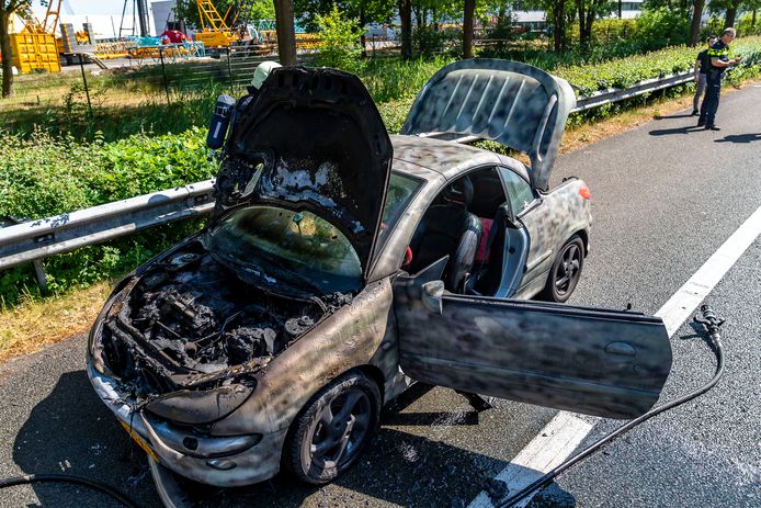 Een autobrand heeft vrijdagmiddag een Peugeot verwoest in Oosterhout.