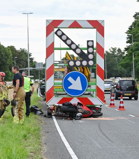 Motorrijder botst op pijlwagen en raakt ernstig gewond in Tilburg