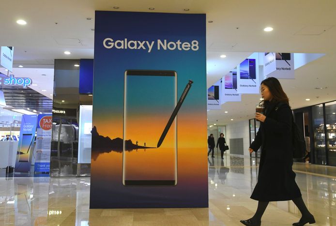 Een vrouw loopt langs een advertentie voor de  Samsung Galaxy Note 8 in Seoel.