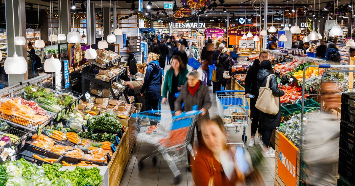 Hysterically Busy Albert Heijn XL in Tilburg the Saturday Before Christmas