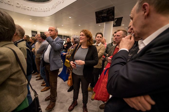 Teleurstelling bij de PvdA als de eerste uitslagen binnenkomen. In het midden Marjolein Wessels, rechts naast haar Arjan de Vries (met rode jas in de hand).