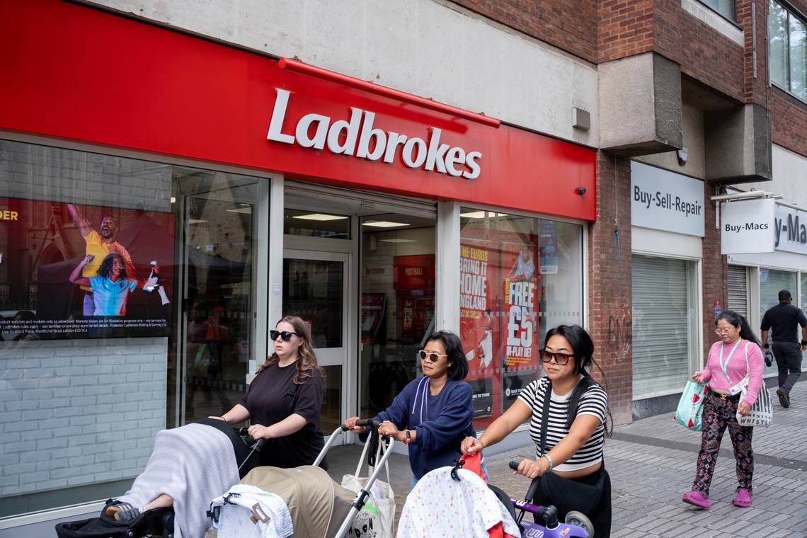 ‘Ik kon alleen maar denken: dat was ál mijn geld’: hoe anderhalf miljoen Britten gokverslaafd werden