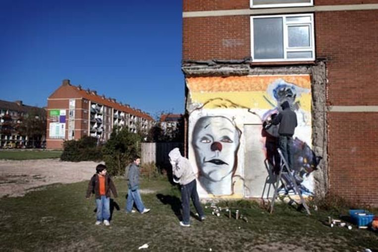 Twee jongens zijn tegenover het politiebureau August AllebÃ©plein in Amsterdam-Slotervaart bezig met graffiti op woningen te spuiten om de buurt wat op te vrolijken. (Joost van den Broek - de Volkskrant) Beeld Joost van den Broek