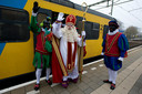 Traditiegetrouw stapt Sinterklaas op de dag van de intocht samen met zijn pieten in Tilburg op de trein naar Oisterwijk. Archieffoto