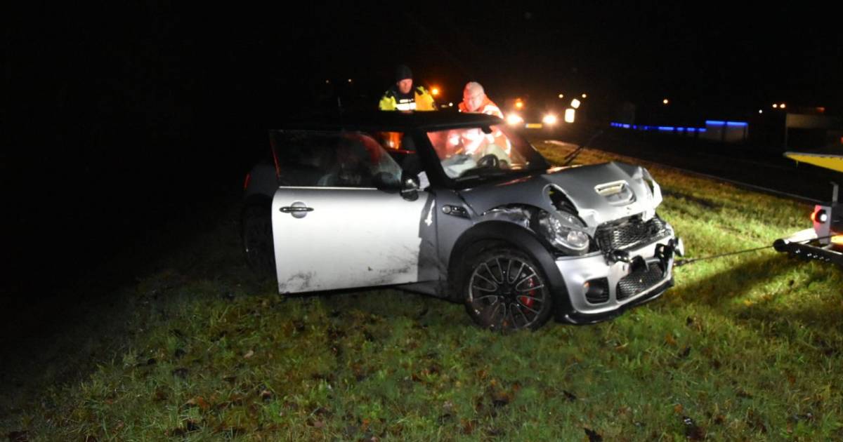 Automobilist vlucht in Mini met bierflesjes na aanrijding in Meppel.