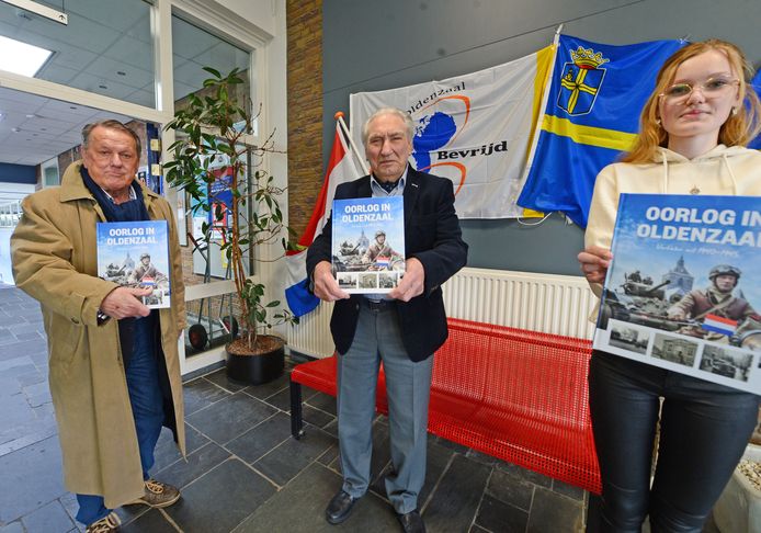 Herman van der Toorn (midden) samen met Martin Meijerink en Laura Kuipers bij de presentatie van het nieuwe oorlogsboek over Oldenzaal.