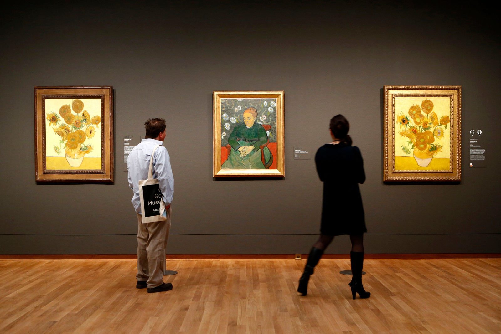 Bezoekers in het Van Gogh Museum in Amsterdam bekijken werk van Vincent van Gogh. In vlagen van waanzin probeerde de schilder zich te vergiftigen door verf te eten. Beeld AP