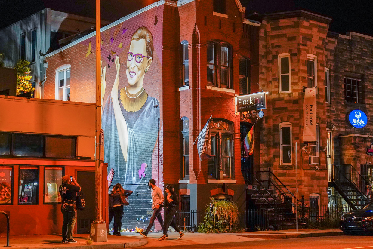 Een muurschildering in Washington met het portret van Ruth Bader Ginsburg. Beeld AP