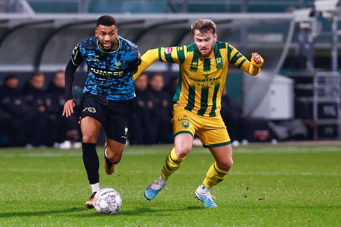 Sylla Sow (links) probeert zich langs Titouan Thomas te wurmen.