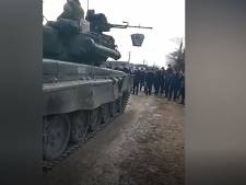 Des civils non-armés empêchent un char russe d'entrer dans un village ukrainien
