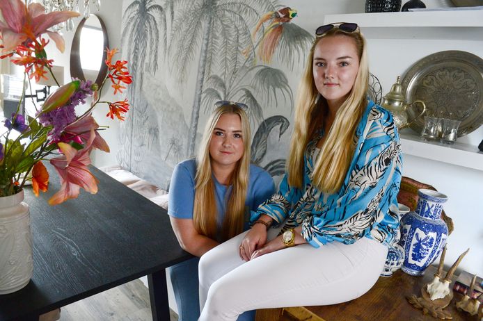 Fabienne en Valerie Valk moeten, nu hun moeder Natascha is overleden, het huis uit waar ze hun hele leven hebben gewoond.