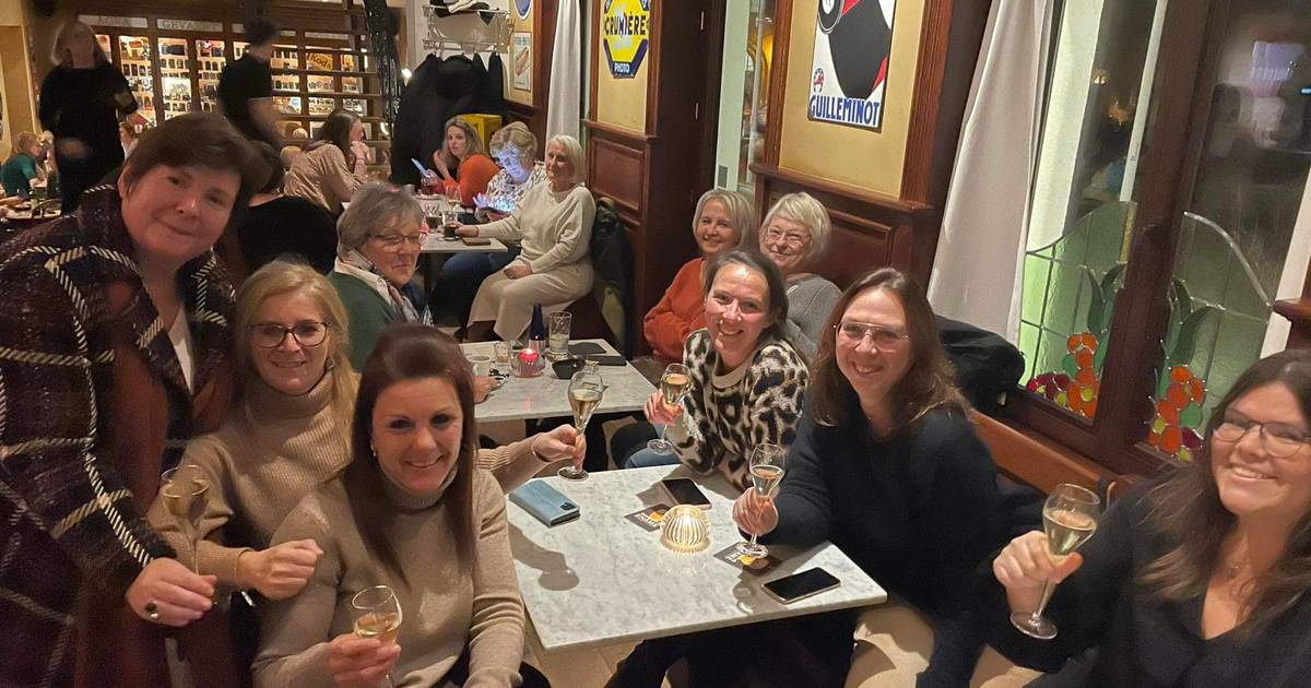 Dames verzamelen in café Memling voor avondje zonder voetbal maar met ...