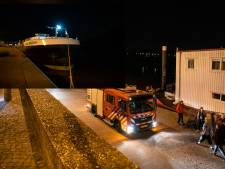 Dat is niet fijn wakker worden als je woonboot een stevige klapzoen krijgt van een tanker