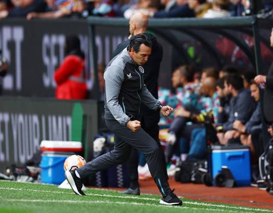 Unai Emery, Villa coach, clenches his fists quickly.