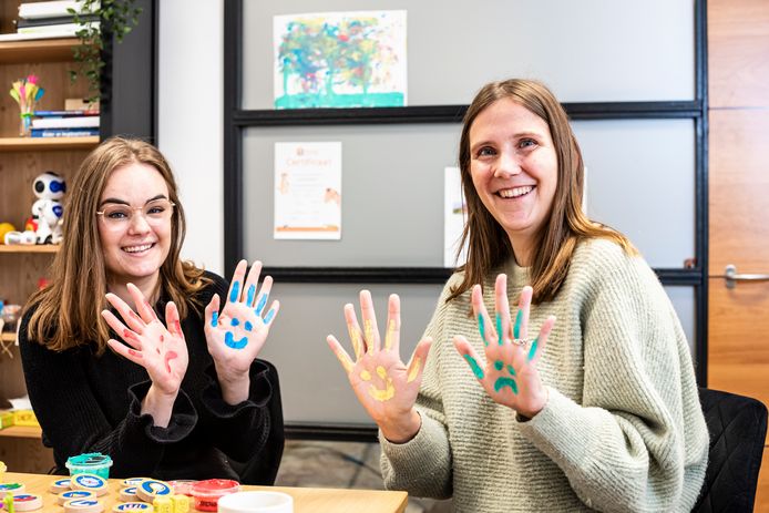 Orthopedagogen Kayleigh Hillebrand (l) en Gwenny van Rijn begeleiden onder andere meisjes met adhd. Spelenderwijs leren ze kinderen om te gaan met deze stoornis.