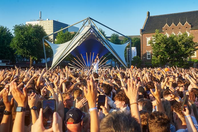 Volle Bak Bij Muziekfeest In Hartje Uden: 'Lekker Met Een Wijntje Erbij' |  Maashorst | Ad.Nl