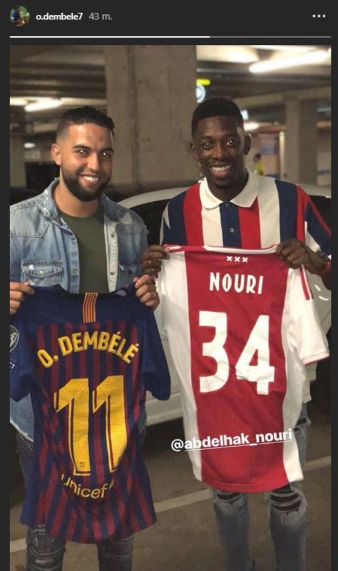 Barça-ster Ousmane Dembéle krijgt een shirt van Abdelhak Nouri van diens broer.