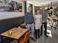 Rik en Lieke nemen restaurant De Vrijheid over van de huidige eigenaar Bart Janssen (rechts).