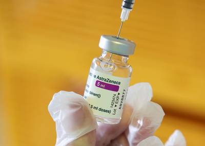 Eén dodelijk geval van trombose en laag aantal bloedplaatjes na vaccinatie in België, mogelijk door andere aandoening