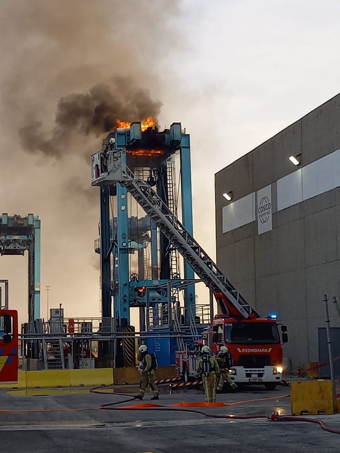 Containerlift in haven van Zeebrugge schiet in brand Brugge hln.be