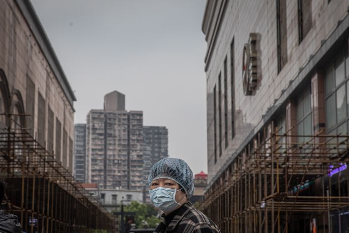 Een vrouw met een gezichtsmasker in Wuhan.