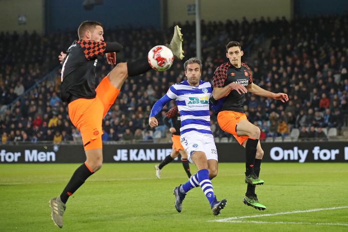Justin de Haas schermt de bal af voor Ralf Seuntjes (midden).