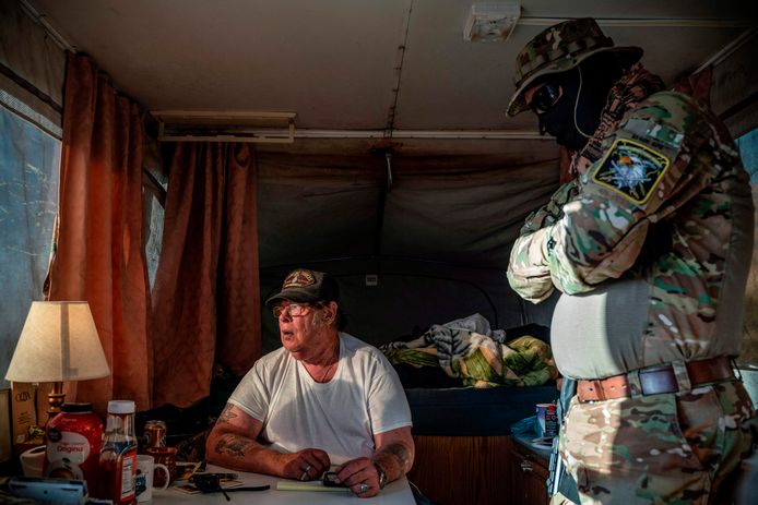 Striker en Viper, die met deze schuilnamen hun identiteit proberen te beschermen, in hun camper aan de Amerikaans-Mexicaanse grens.