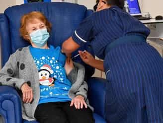 Britse Margaret (90) heeft al tweede dosis van Pfizer-vaccin gekregen