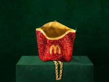 Pronken met glimmende fritessausbakjes aan je oor: McDonald's deelt kostbare sieraden van afval uit
