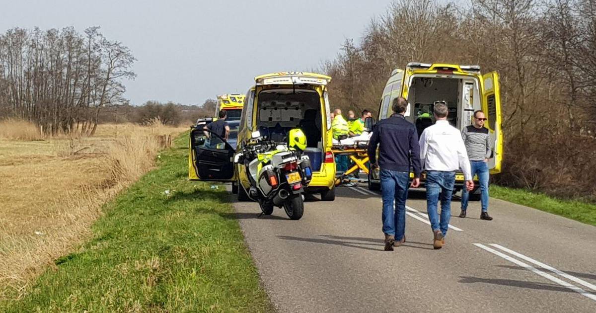 Vijf wielrenners gewond door botsing met auto bij wedstrijd Wanneperveen.