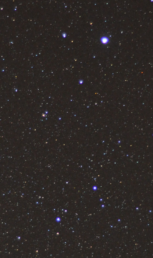 Een foto van het sterrenbeeld Lyra (Lier), een van de twee sterrenbeelden waar de bijzondere ster zich tussen bevindt.