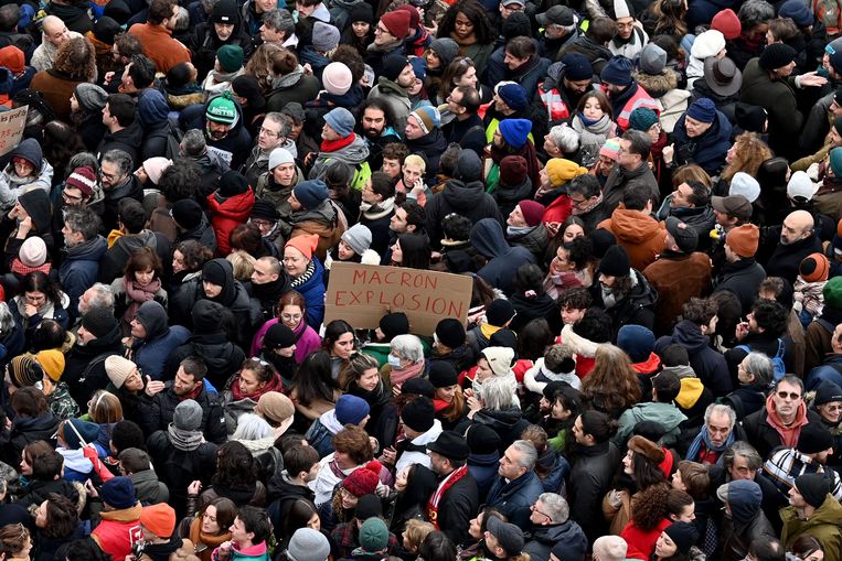 Betogers tegen de pensioenhervormingen bij de vorige demonstratie op donderdag 19 december in Parijs. Beeld AFP