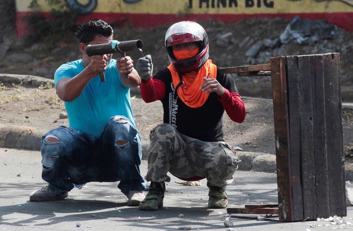 In het Nicaraguaanse Managua vuren twee demonstranten een zelfgemaakte mortier af richting de oproerpolitie tijdens protesten tegen hervormingen van het sociale stelsel in het land. Volgens betrouwbare bronnen zijn er bij de demonstraties al zeker 25 doden gevallen. Foto Oswaldo Rivas