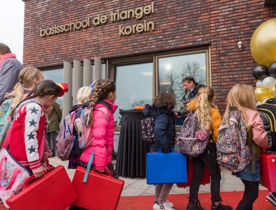 Leendse basisschool nu al te klein; eerst noodlokaal erbij daarna les in ruimtes Korein