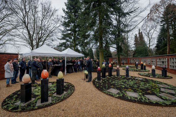 BORNE - Opening van het urnenveld op de begraafplaats. Met onder meer grote kunstzinnige tulpen. Wethouder Kotteman geeft witte rozen aan de bezoekers .