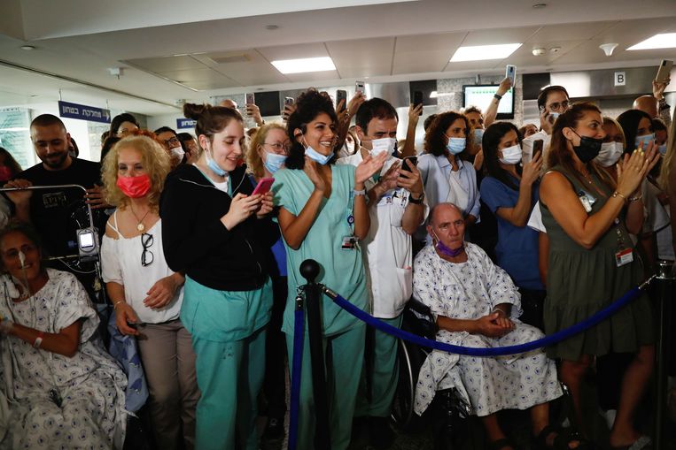 Bezoekers en medisch personeel genieten van een concert van de Israëlische muzikant Aviv Geffen tijdens een bedankingsconcert in het Ichilov-ziekenhuis in Tel Aviv. Beeld REUTERS