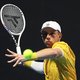 Mentaal sterke Griekspoor kraakt de psyche van Van de Zandschulp in broedermoord op Australian Open