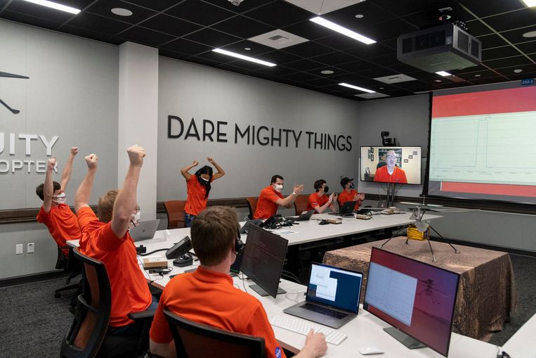 NASA-wetenschappers bij het ontvangen van de meetgegevens en beelden waaruit blijkt dat de eerste vlucht van Marshelikopter Ingenuity succesvol is verlopen.  Beeld AFP