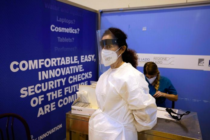 Op het vliegveld van Rome worden passagiers uit China al verplicht getest op het coronavirus. (29/12/22)