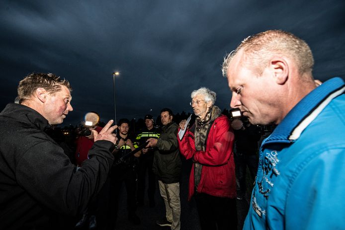 woordvoerder Thijs Wieggers van Farmers Defence Force (links) in gesprek met milieustrijder Johan Vollenbroek (rode jas).