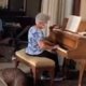 ▶︎ Oudere dame speelt ‘Auld Lang Syne’ op piano tussen de scherven van Beiroet