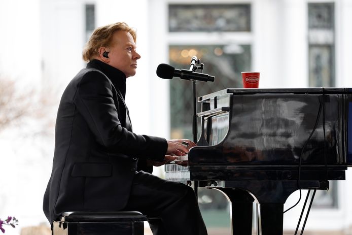 Axl Rose zingt 'November Rain'.