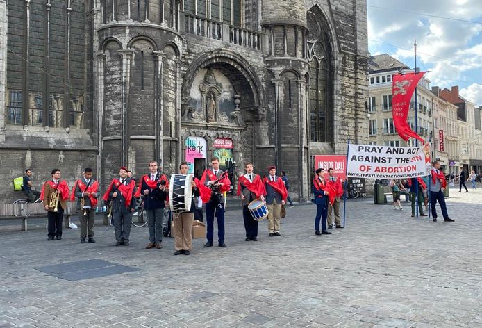 Anti-abortus betogers voor de kerk.