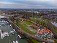 Het werkeiland in Lelystad-Haven, het eerste stukje van de polder Oostelijk Flevoland. Ontwikkelaar Levago wil appartementen bouwen op dit grasveld.